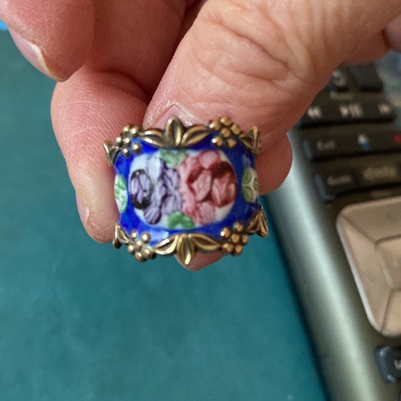 SIZE 7 Sterling Silver ring styled in cloussine design - Picture 3 of 6